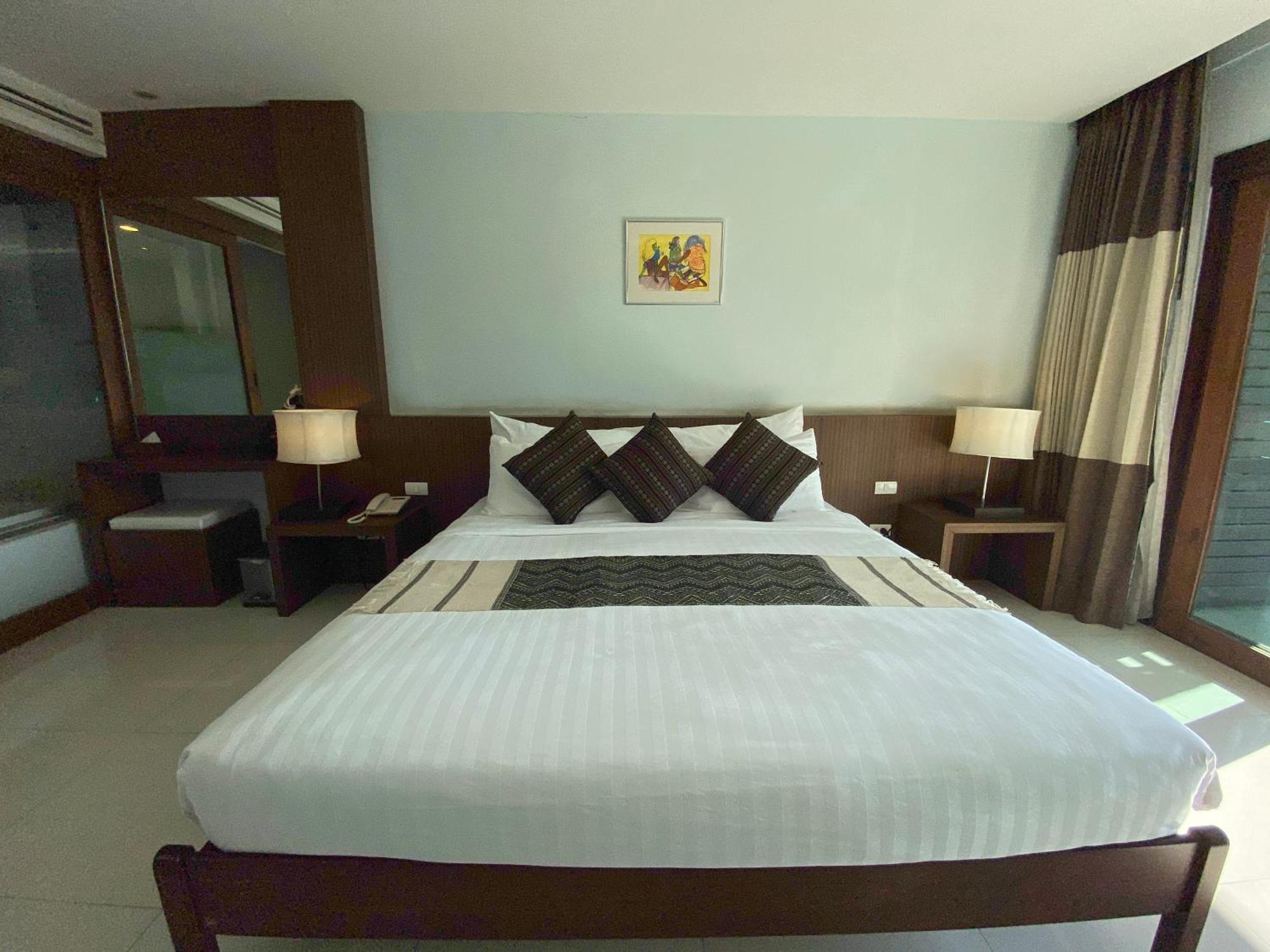 สยามไทรแองเกิ้ล โรงแรม 4*