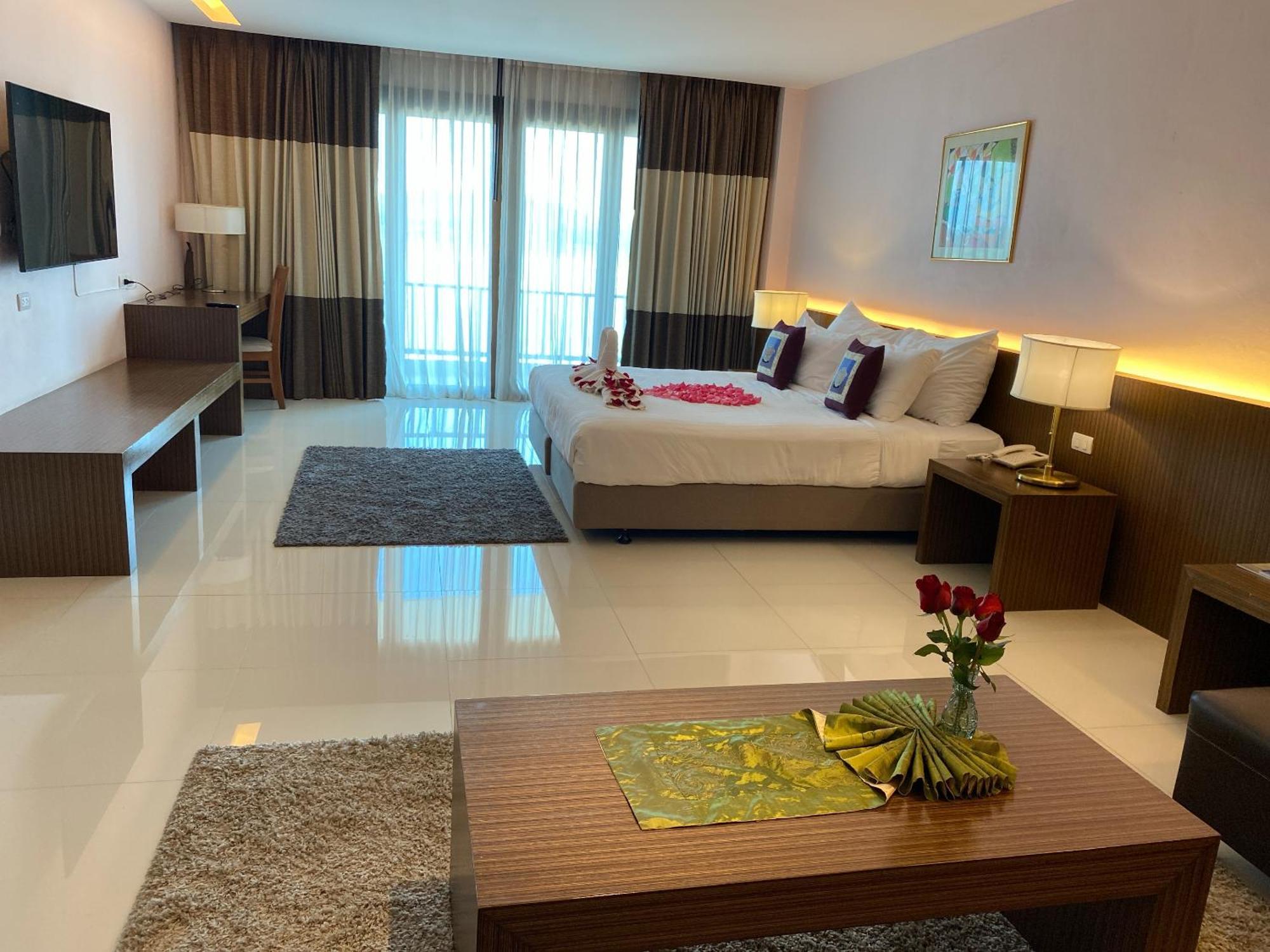 สยามไทรแองเกิ้ล โรงแรม 4*